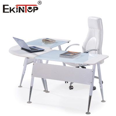 Gümüş bacaklı modern cam L şeklindeki ofis masası