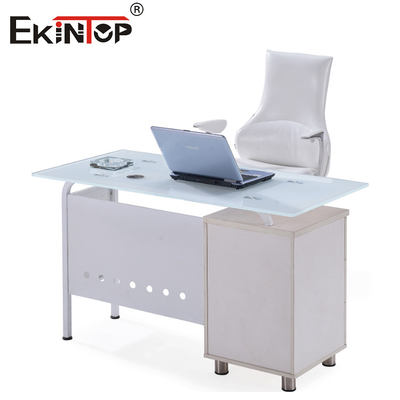 Gümüş bacaklı modern cam L şeklindeki ofis masası