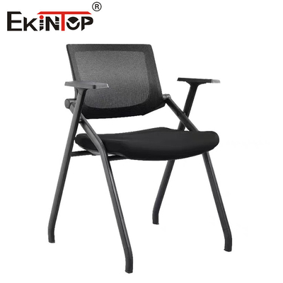 Kol destleri ve metal bacakları olan katlanabilir eğitim odası sandalyesi