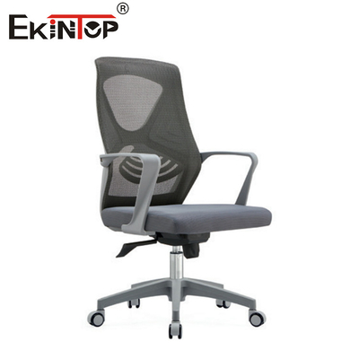 Orta boylu arka ofis sandalyesi, makyaj edilebilir sırt yatakları ile donatılmıştır.