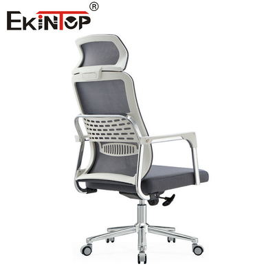 Gri ağlı malzeme ve başkalamalı arka desteği olan ergonomik ofis sandalyesi