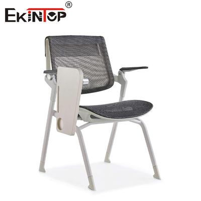 Modern tarzında yazı tahtası olan gri katlanabilir eğitim sandalyeleri