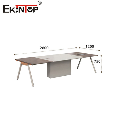 Modern tarzı metal bacaklı ve ahşap malzemelerle konferans masası