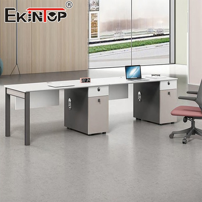 Gizlilik Ekranları ile Modüler Çağdaş Tarzı Çok Koltuklu Ofis Çalışma İstasyonu