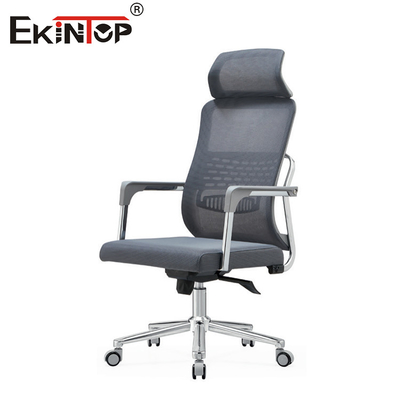 Gri ağlı malzeme ve başkalamalı arka desteği olan ergonomik ofis sandalyesi