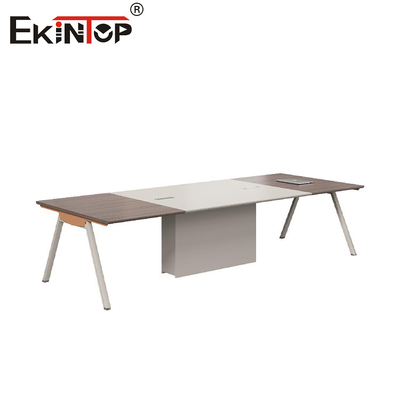Modern tarzı metal bacaklı ve ahşap malzemelerle konferans masası